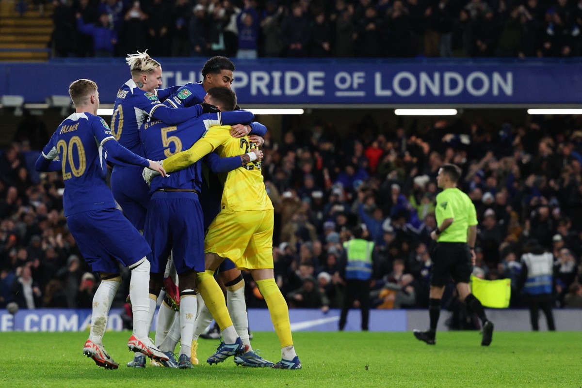 Chelsea back from brink to reach League Cup semis