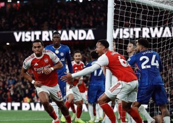 Drama at the Emirates as Arsenal Seize the Lead in Tense London Derby