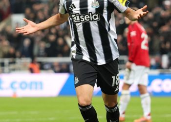 Ten-Man Newcastle End Man United’s Unbeaten Run in 2–1 Thriller