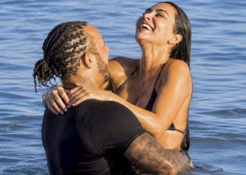 Kim kardashian and Lewis Hamilton Get Steamy in Ocean