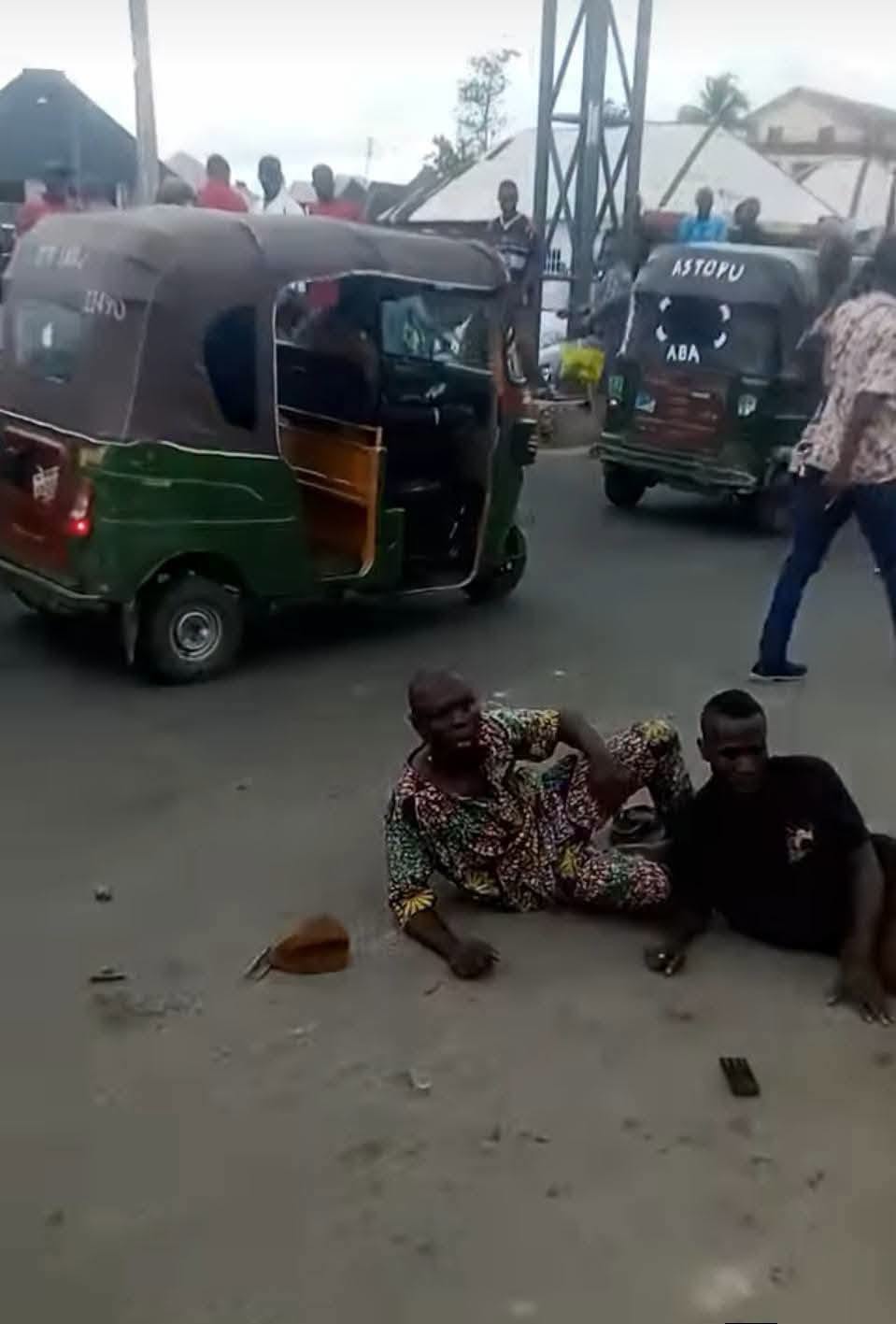 Two men with okada get h!t by keke after snatching a bag from a woman at MCC junction 1 730749059 1573191447773032 1405188633376639288 n