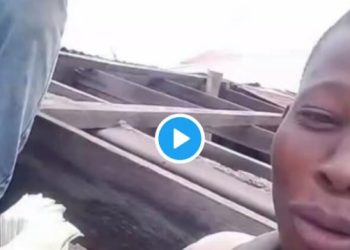 VIDEO: Nigerian bricklayers uncover a sack packed with bundles of $100 notes
