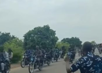 Video: Police watch helplessly as suspected bandits move in Groups