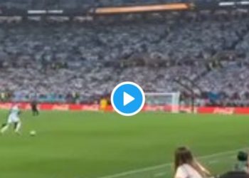 Fan rushes into the field to k!ss Lionel Messi (VIDEO)