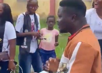 Lady slaps man who proposed on her sign out day (VIDEO)