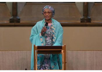 Nigerians react as First Lady hands President unknown substance at Kaduna rally (VIDEO)